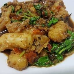 กระเพราปลาดอลลี่ (กับข้าว)