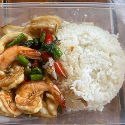 ผัดกระเพรา ราดข้าว