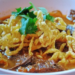 ข้าวซอยเนื้อพิเศษ  2  อย่าง