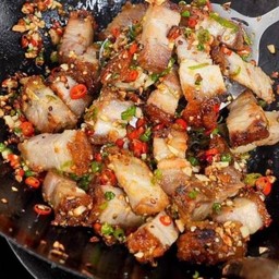 หมูกรอบคั่วพริกเกลือ เป็นกับ [เมนูแนะนำ]  [กับข้าว]