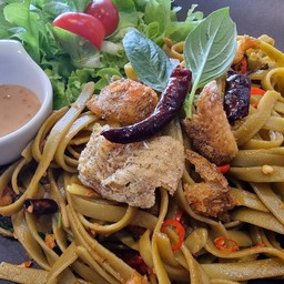 เฟสตูชินี่ผัดพริกแห้งปลาสลิด