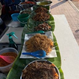 ข้าวเหนียวหมูป้านา เศรษฐีเรือทอง