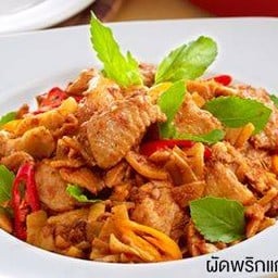 ผัดพริกแกงหมูชิ้นหน่อไม้กับข้าว