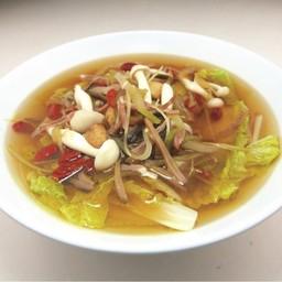 ผักตามฤดูกาลตุ๋นใส่หมูแผ่น