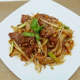 เส้นใหญ่ผัดแห้งเนื้อ