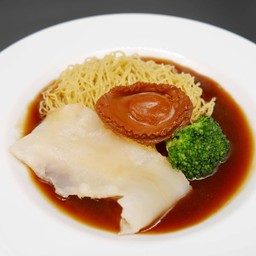 บะหมี่เป๋าฮื้อตุ๋นกระเพาะปลาสด