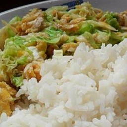 กะหล่ำปลีผัดไข่ราดข้าว