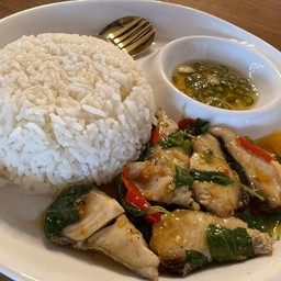 ข้าวกระเพราปลาอินทรีย์ fish basil