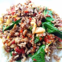 โก้นอนดึก (กะเพราเนื้อ,หมู,ไก่)(ข้าวไข่เจียวทรงเครื่อง)