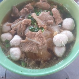 ก๋วยเตี๋ยวหมูตุ๋นลูกชิ้น