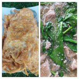 ราดหน้าหมี่กรอบห่อไข่