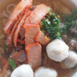 ก๋วยเตี๋ยวหมูแดงลูกชิ้น