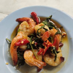 ผัดกะเพรากุ้ง กับข้าว