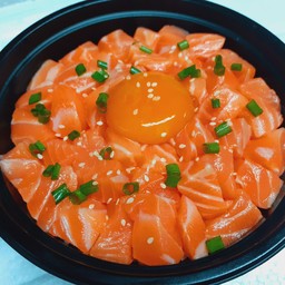 ข้าวหน้าแซลมอนเต๋าไข่ดองซีอิ๊ว