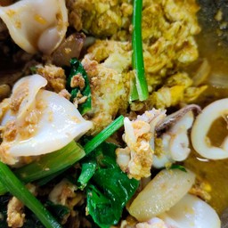 ผัดผงกระหรี่ปลาหมึก กับข้าว