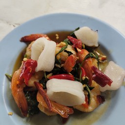 ผัดกะเพราทะเล กับข้าว