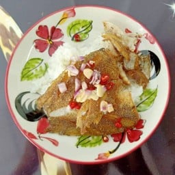 ข้าวปลาสลิดแกะ และของกินเล่น