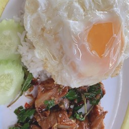 กระเพราหมูตุ๋น ไข่ดาว