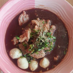 ก๋วยเตี๋ยวเส้นเล็กรวมหมูน้ำตก