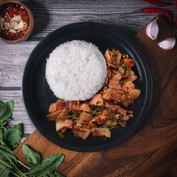 ข้าวราดผัดกะเพราหมูชิ้นพริกแห้ง