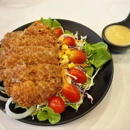 สลัดปลาทอด