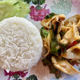 ข้าวกระเพราปลาหมึกไข่ดาว