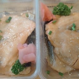 ข้าวแซลม่อนย่างเกลือ