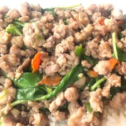 กะเพราหมูสับ ราดข้าว