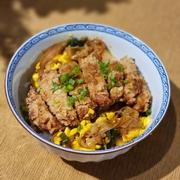 วีแกนข้าวหมูทอดทงคัตสึบนซุปหัวหอม