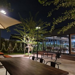 บรรยากาศดีกว่าร้านส้มตำทั่วไป ดูเหมาะมานั่งรับลมเย็นๆ ช่วงหัวค่ำ