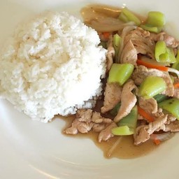 ไก่ผัดพริกหยวกราดข้าว