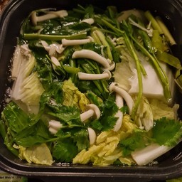 น้ำซุปรสชาติอาจไม่ได้แซ่บนัวมาก แต่ก็กินได้กลมกล่อมอยู่