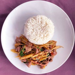 ข้าวกะเพราเครื่องในไก่หน่อไม้