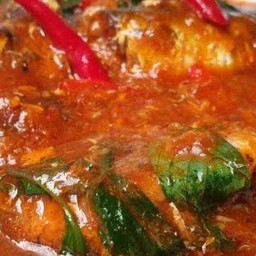ผัดเผ็ดปลากระป๋อง ราดข้าว