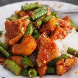 ข้าวหมูผัดพริกแกงถั่วราดข้าว