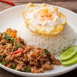 ข้าวราดผัดกระเพรา