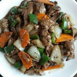 เครื่องในไก่ผัดพริกไทยดำ ราดข้าว