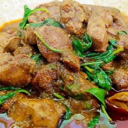 ผัดเผ็ดเครื่องในไก่ ราดข้าว