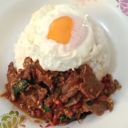 กระเพราเนื้อราดข้าว ไม่รวมไข่ดาว