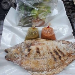 ปลาเผาผักสด by หนึ่งวางไข่
