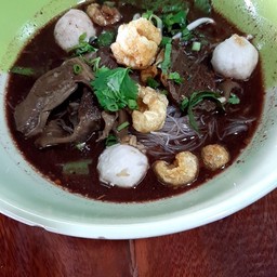 ใหญ่หมูตุ๋นน้ำตก