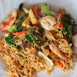 มาม่า ผัดไข่ผักรวม