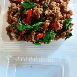 ข้าวราดกระเพราไก่ชิ้น    ไก่สับ