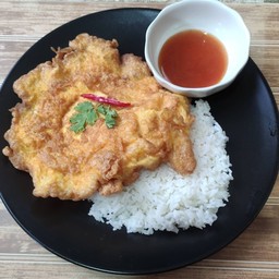 ไข่เจียวฟูไก่สับราดข้าว