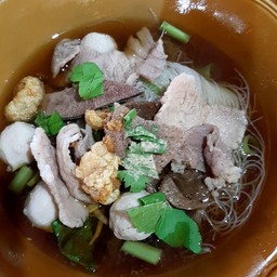 เล็กน้ำแดง