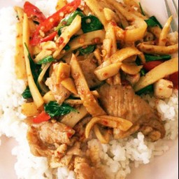 ข้าว หมูชิ้น ผัดหน่อไม้ กล่องใหญ่