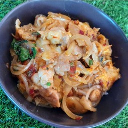 ข้าวหน้าไก่ผัดซอสกระเพรา