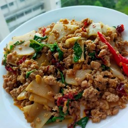 ข้าวผัดกระเพราหน่อไม้ดองหมูสับ