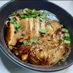 ก๋วยเตี๋ยวไก่ตุ๋น เนื้อไก่ฉีกล้วน