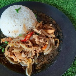 ข้าวเนื้อสไลด์ผัดพริกไทยดำ